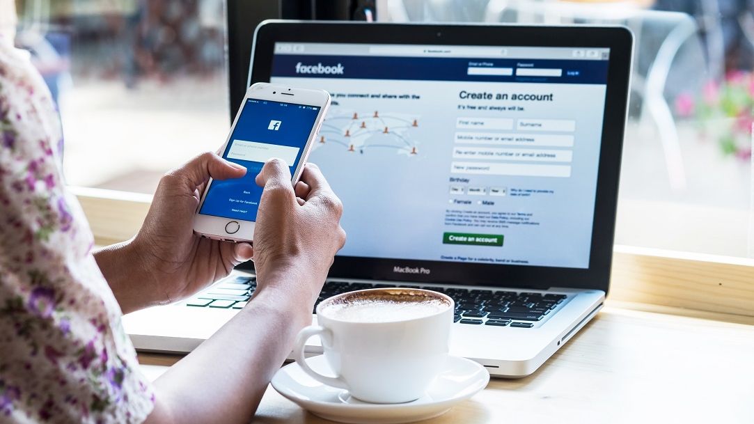 Facebook lansează un serviciu prin care va concura cu Zoom: Nu vă vedem şi nu vă ascultăm apelurile