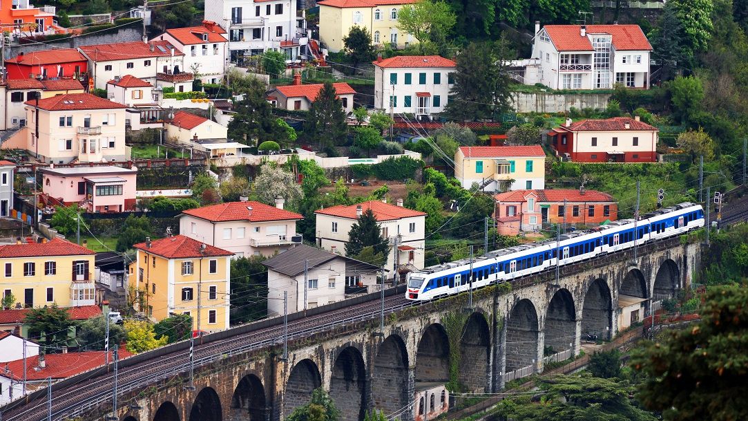 Un nou tren te poartă în trei țări din Europa, printre care și Italia, în doar două ore: ce orașe poți vizita