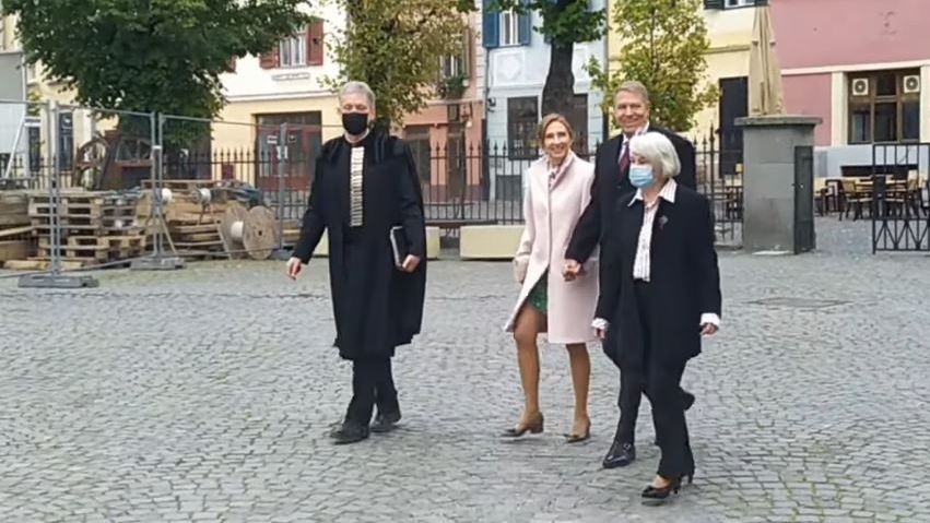 Klaus și Carmen Iohannis, reclamaţi la Poliţie de un sibian pentru că nu au purtat mască de protecție