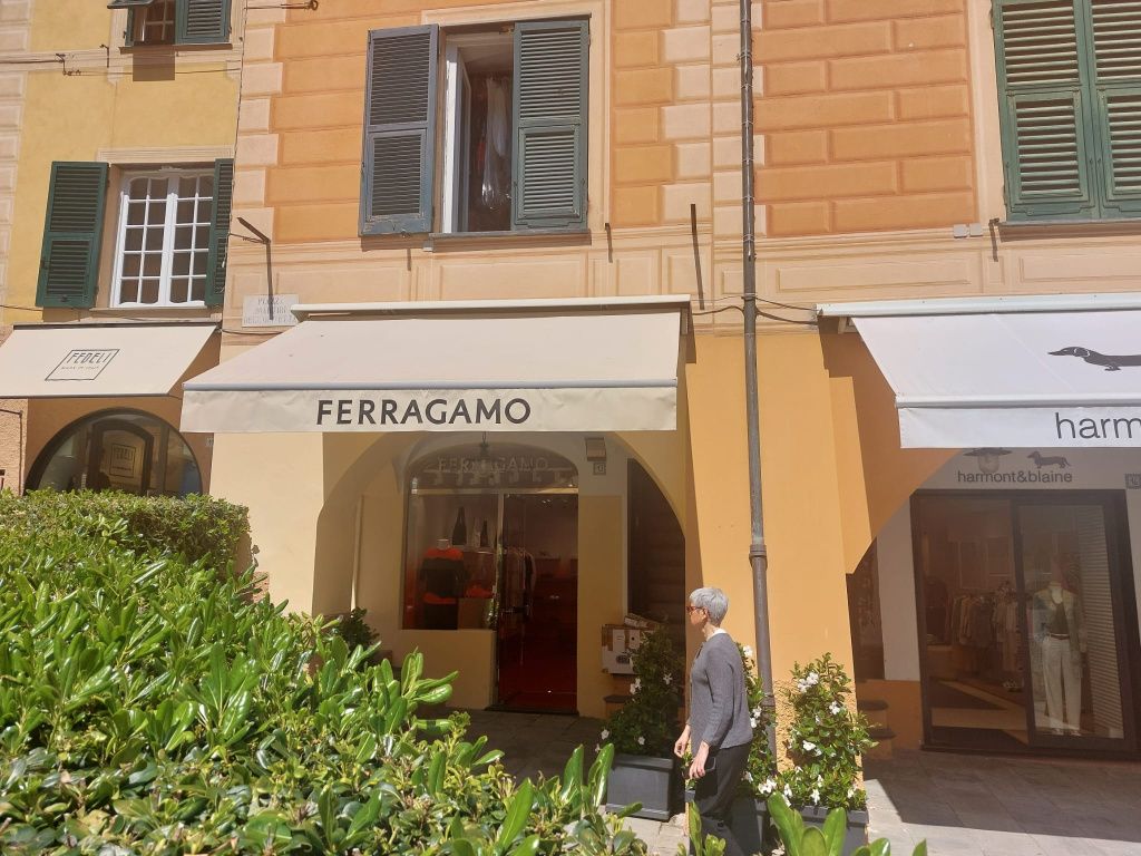Vizită în Portofino: cum îți poți "žgăsi dragostea" pentru Riviera Italiană în orașul iu - Imagine 11
