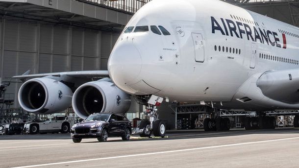 Record mondial pentru o masina de serie: un Porsche Cayenne a tractat cel mai mare avion de pasageri din lume