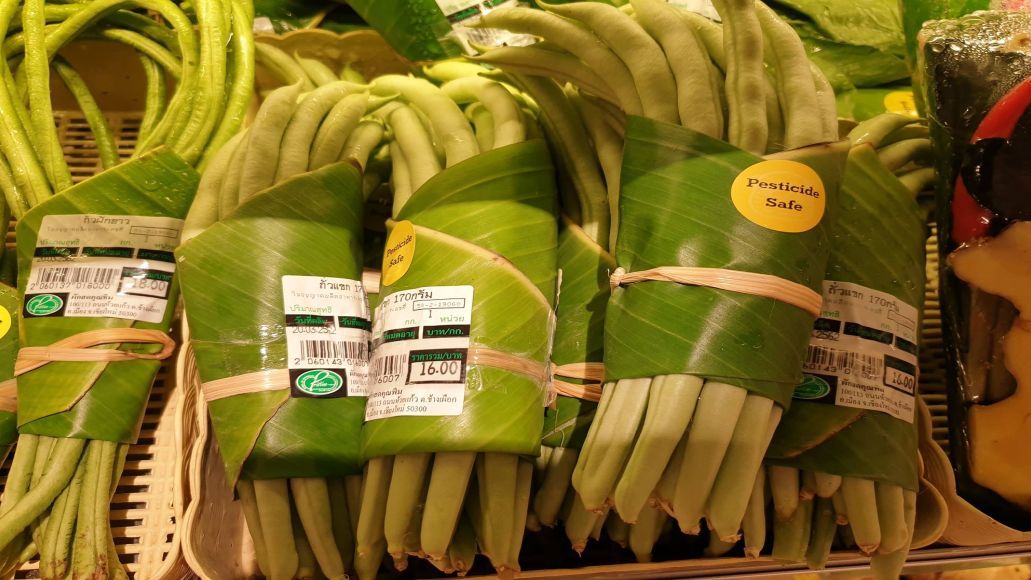 Viitorul in retail? Un supermarket din Thailanda a inlocuit ambalajul de plastic cu frunze de banane