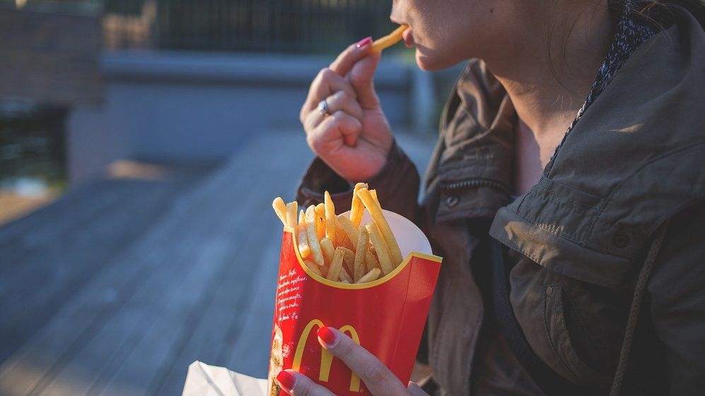 Bill Gates face cartofi pentru McDonald`s