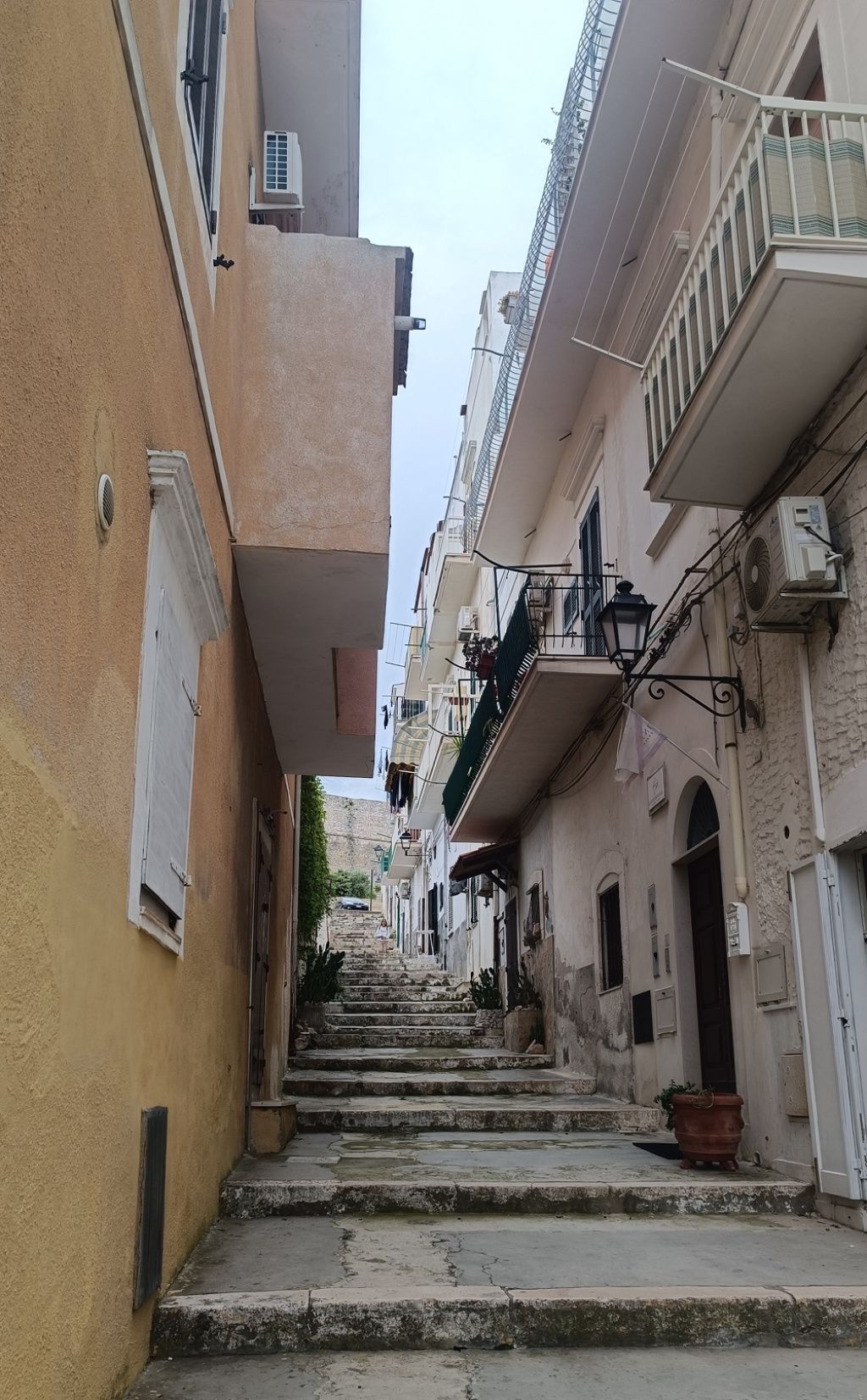GALERIE FOTO: Vieste, orașul italian pitoresc cu străduțe ca-n filme, în care picioarele te poar - Imagine 2