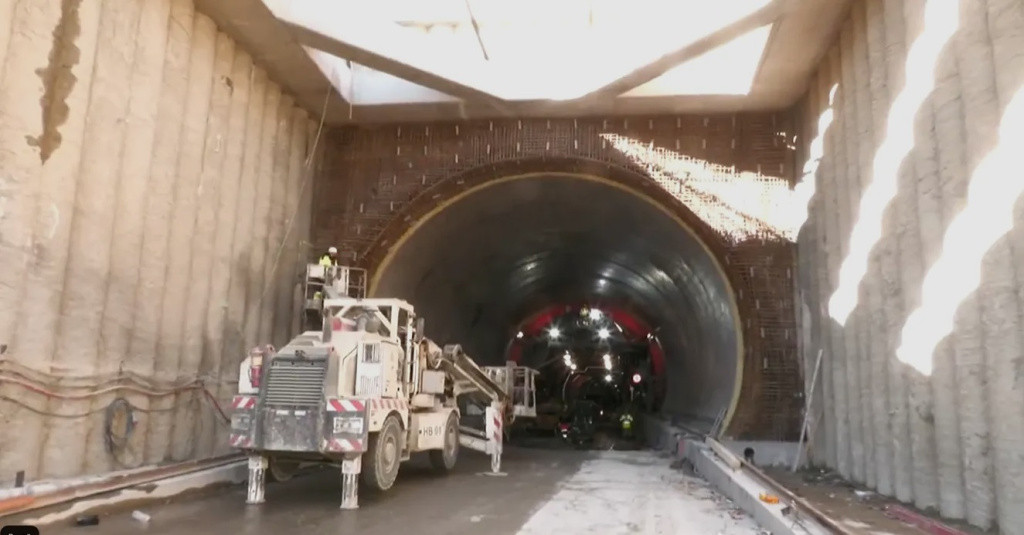 S-a finalizat forarea celui mai lung tunel rutier din România. Când va ...