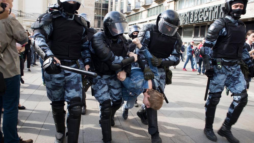 Directorul CIA: Circa 14.000 de ruși au fost arestați în timpul protestelor împotriva invaziei în Ucraina