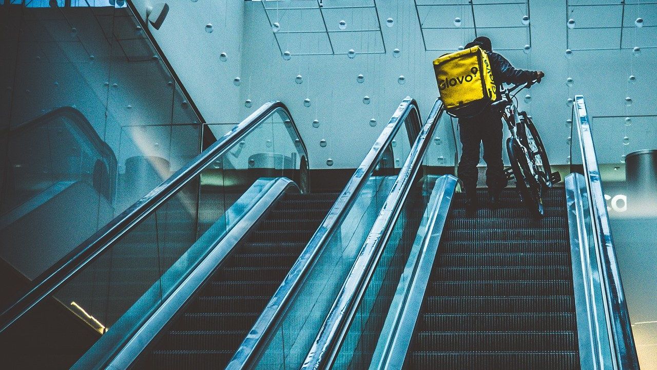 Mâncarea livrată la domiciliu se va scumpi din cauza inflației