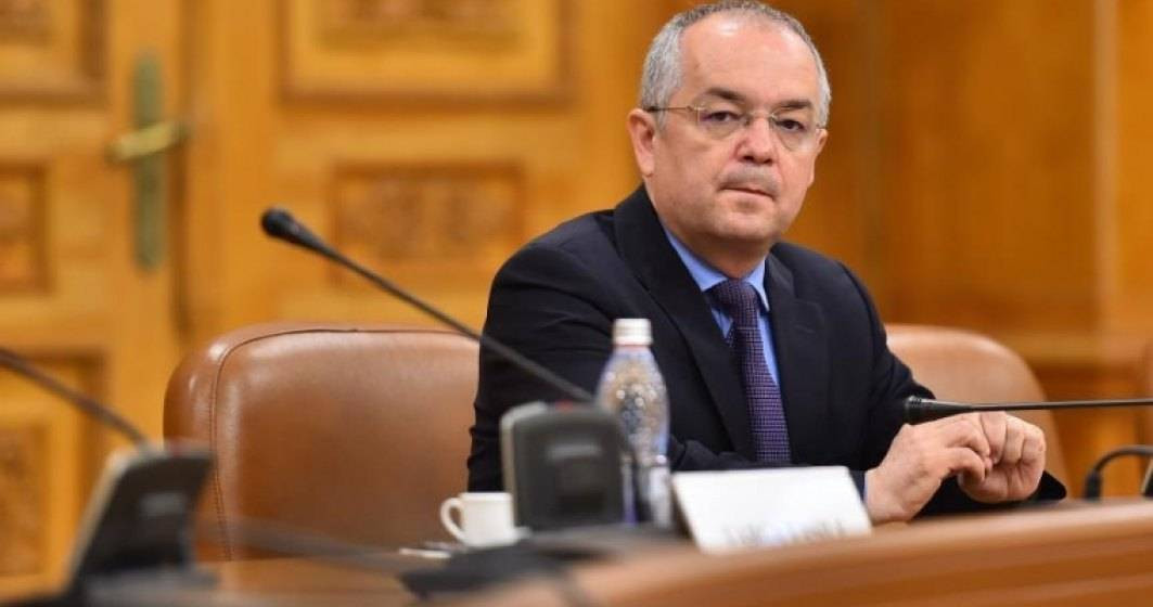 Emil Boc, avertisment la adresa directorilor de școli care cer părinților bani pentru fondul clasei: Vă fac de rușine public!