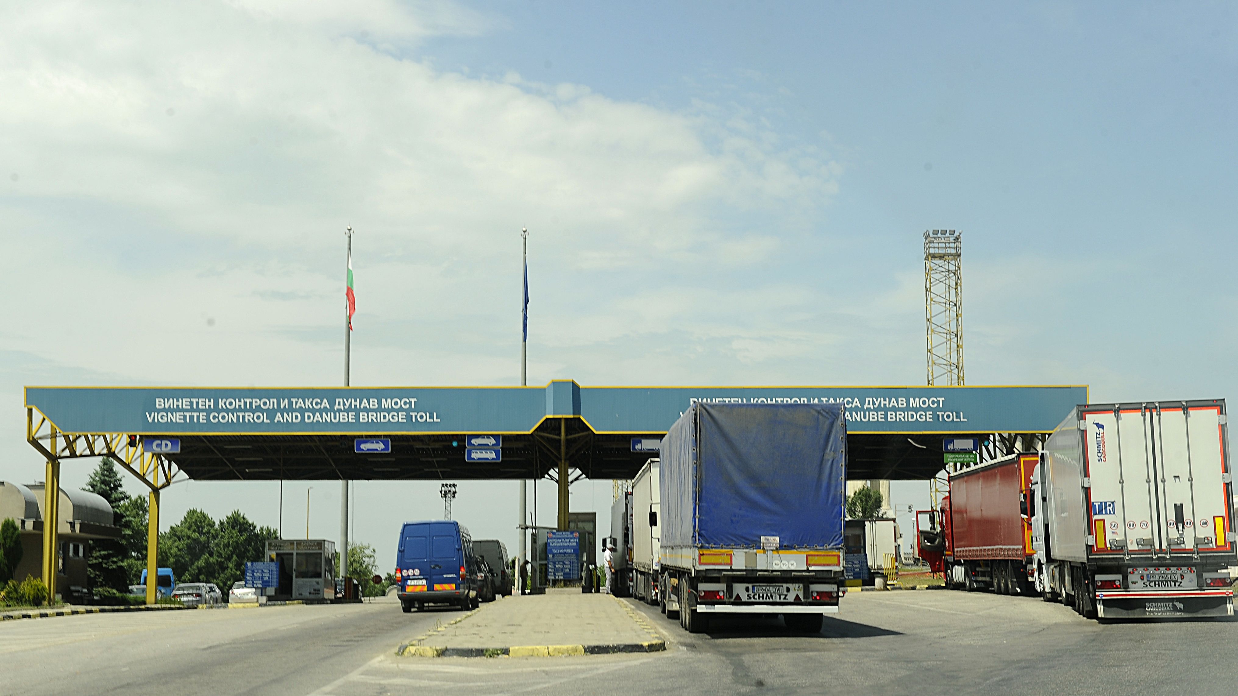 Giurgiu: Parfumuri in valoare de 2,4 milioane de euro, ascunse intr-un camion care transporta servetele, confiscate la frontiera