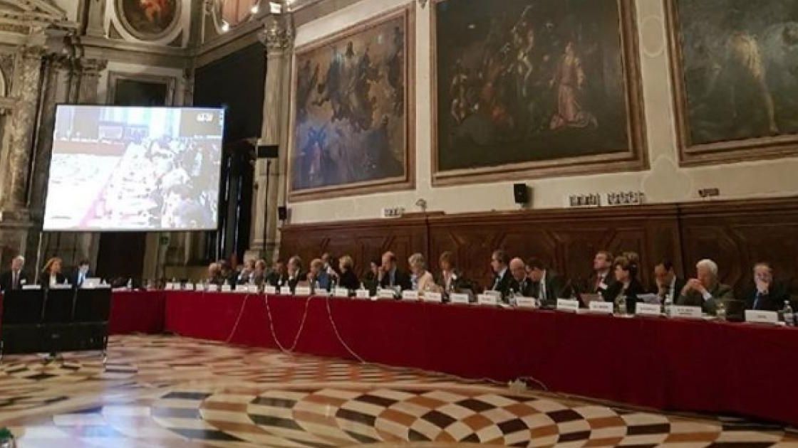 Revista presei 24 octombrie: Ce "artificii" tehnice au ales oficialii romani ca sa insele Comisia de la Venetia