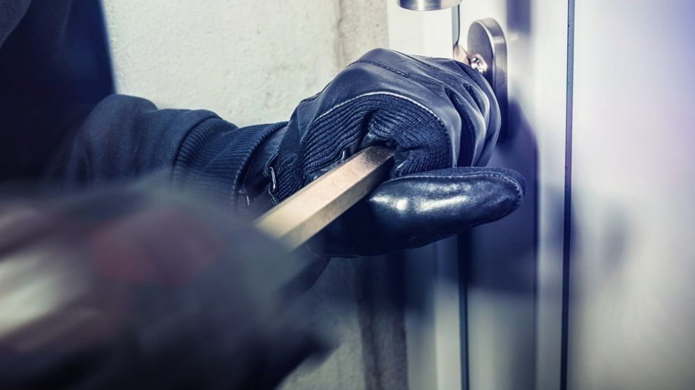 Furt de 48.000 euro din locuinţa unei femei din Capitală. Hoții au fost prinși de polițiști