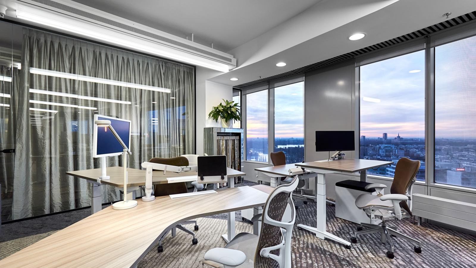 Câți bani cheltuie o companie cu amenajarea unui spațiu de lucru la birou în 2021