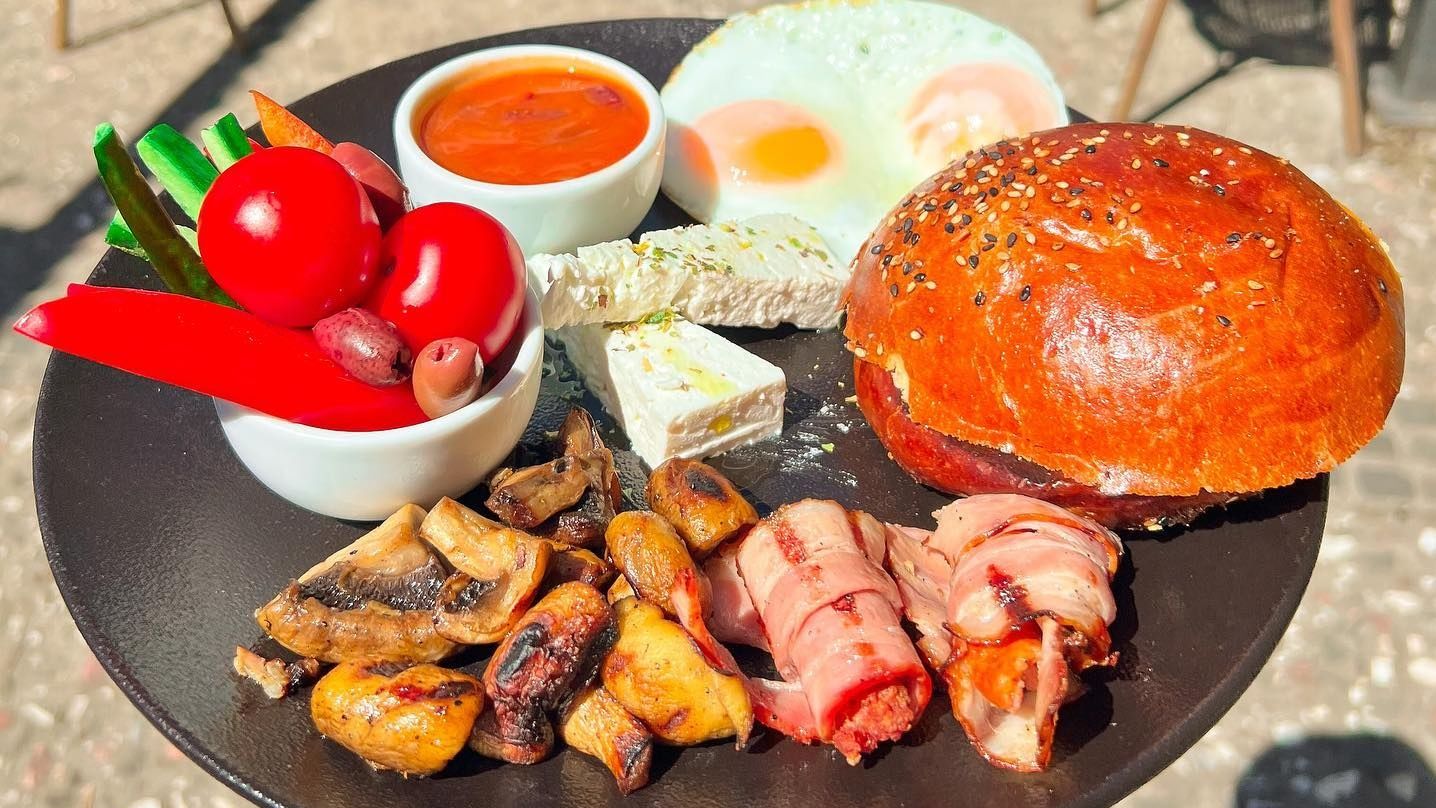 Restaurante digitale | Tiki Bistro sau cum au ajuns trei tineri care au „cablat” țara la internet să hrănească 1.000 de clienți zilnic