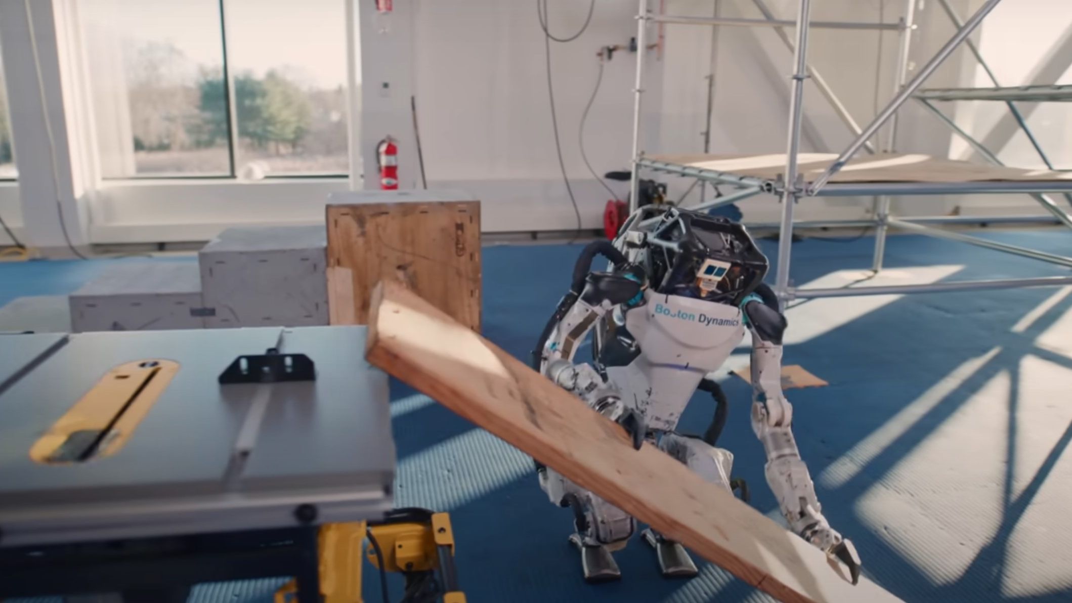 Roboții umanoizi au ajuns și pe „șantier”: demonstrație video cu noile abilități ale robotului dezvoltat de Boston Dynamics