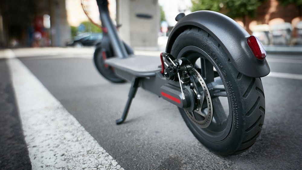 Germania a aprobat transportul cu trotinete electrice. Vor fi limitate la 20 km/h si nu vor avea voie pe trotuare