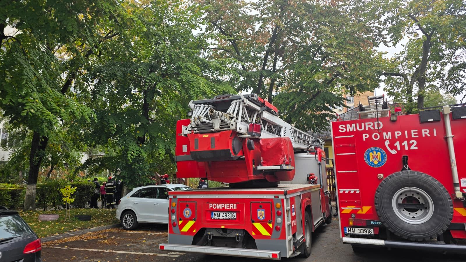 ULTIMA ORĂ! Oameni evacuați de urgență dintr-un bloc din Capitală. Crăpătură uriașă pe fațada clădirii - Poza 3