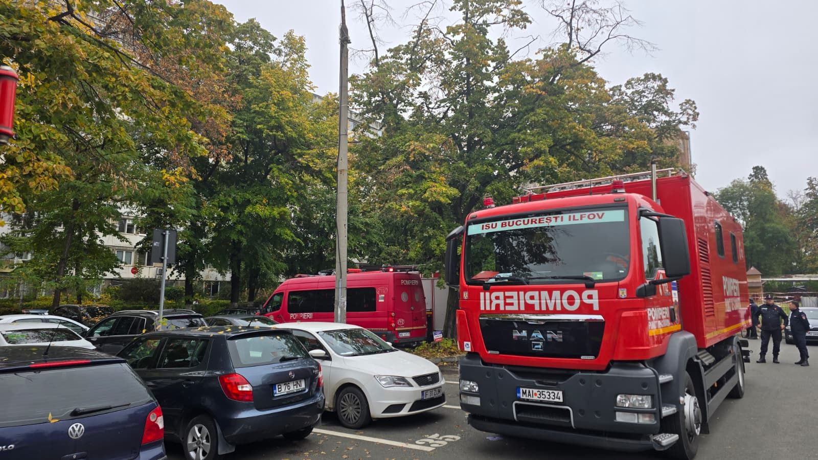 ULTIMA ORĂ! Oameni evacuați de urgență dintr-un bloc din Capitală. Crăpătură uriașă pe fațada clădirii - Poza 4