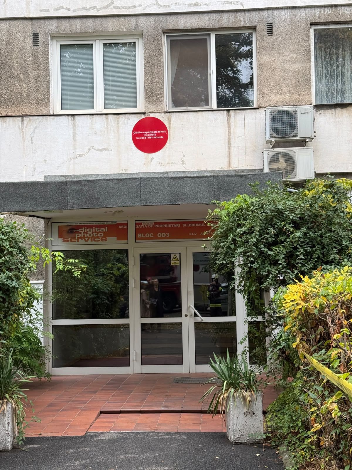 ULTIMA ORĂ! Oameni evacuați de urgență dintr-un bloc din Capitală. Crăpătură uriașă pe fațada clădirii - Poza 1