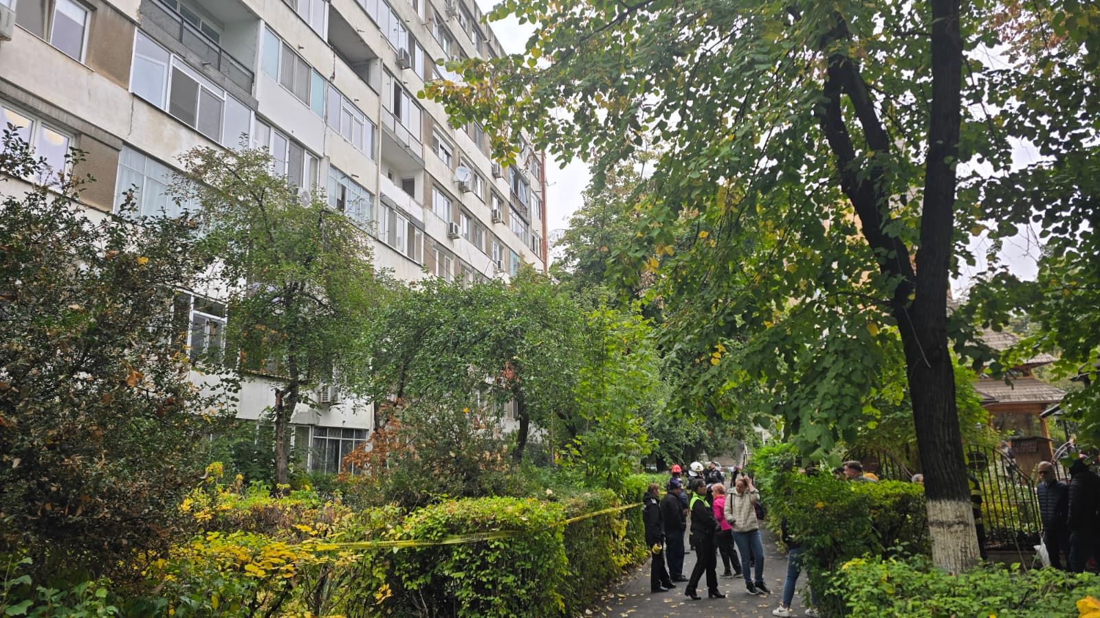 ULTIMA ORĂ! Oameni evacuați de urgență dintr-un bloc din Capitală. Crăpătură uriașă pe fațada clădirii - Poza 2