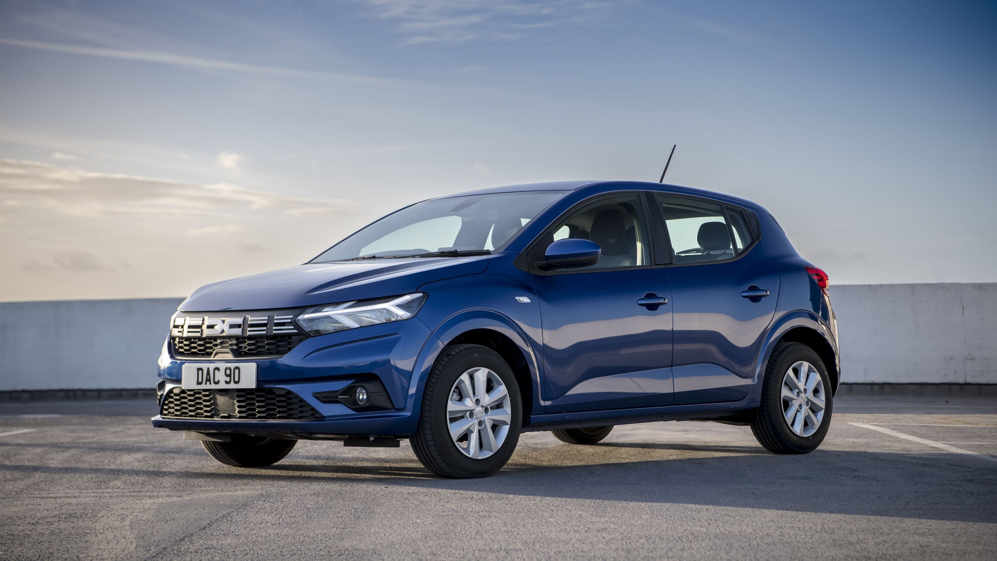 Dacia Sandero depășește Volkswagen T-Roc în octombrie. Vânzările de mașini din Europa, în creștere cu 5%