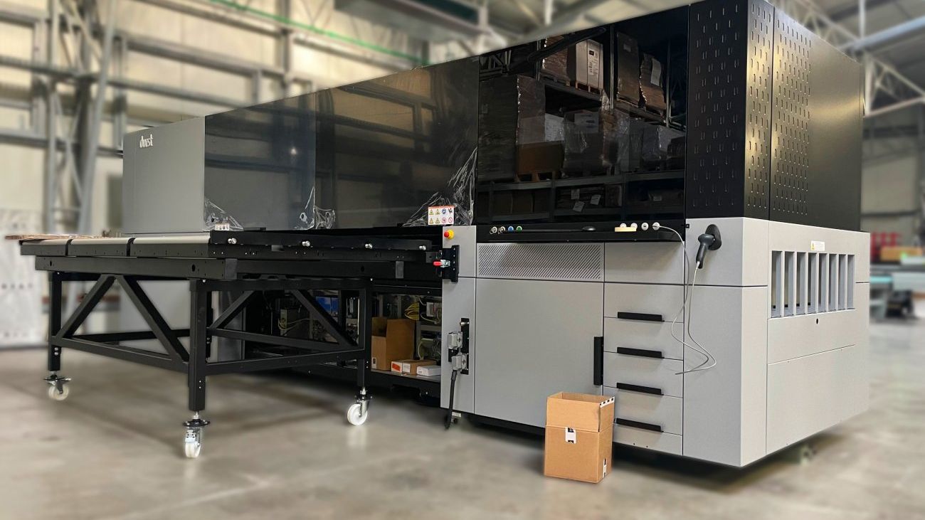 Dublă Premieră Tipografică în România: Evoluția Industriei de Print pe Format Mare