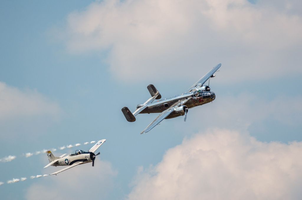 Flying Bulls au executat apoi manevre doi câte doi.