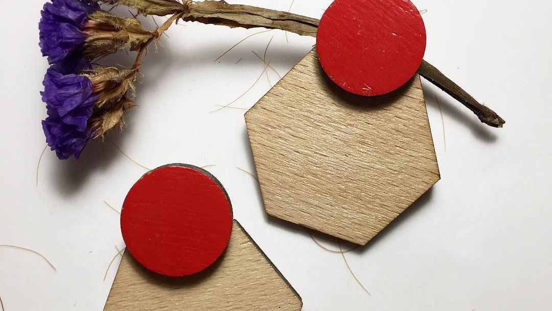 LEMNeria, povestea renuntarii la o cariera in avocatura pentru pasiunea unei afaceri cu bijuterii din lemn si motive traditionale