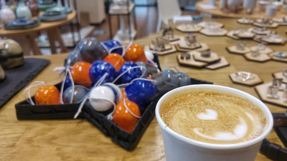 Cum se lucreaza inainte de sarbatorile de iarna in atelierul de bijuterie Joined by Fire Studios?