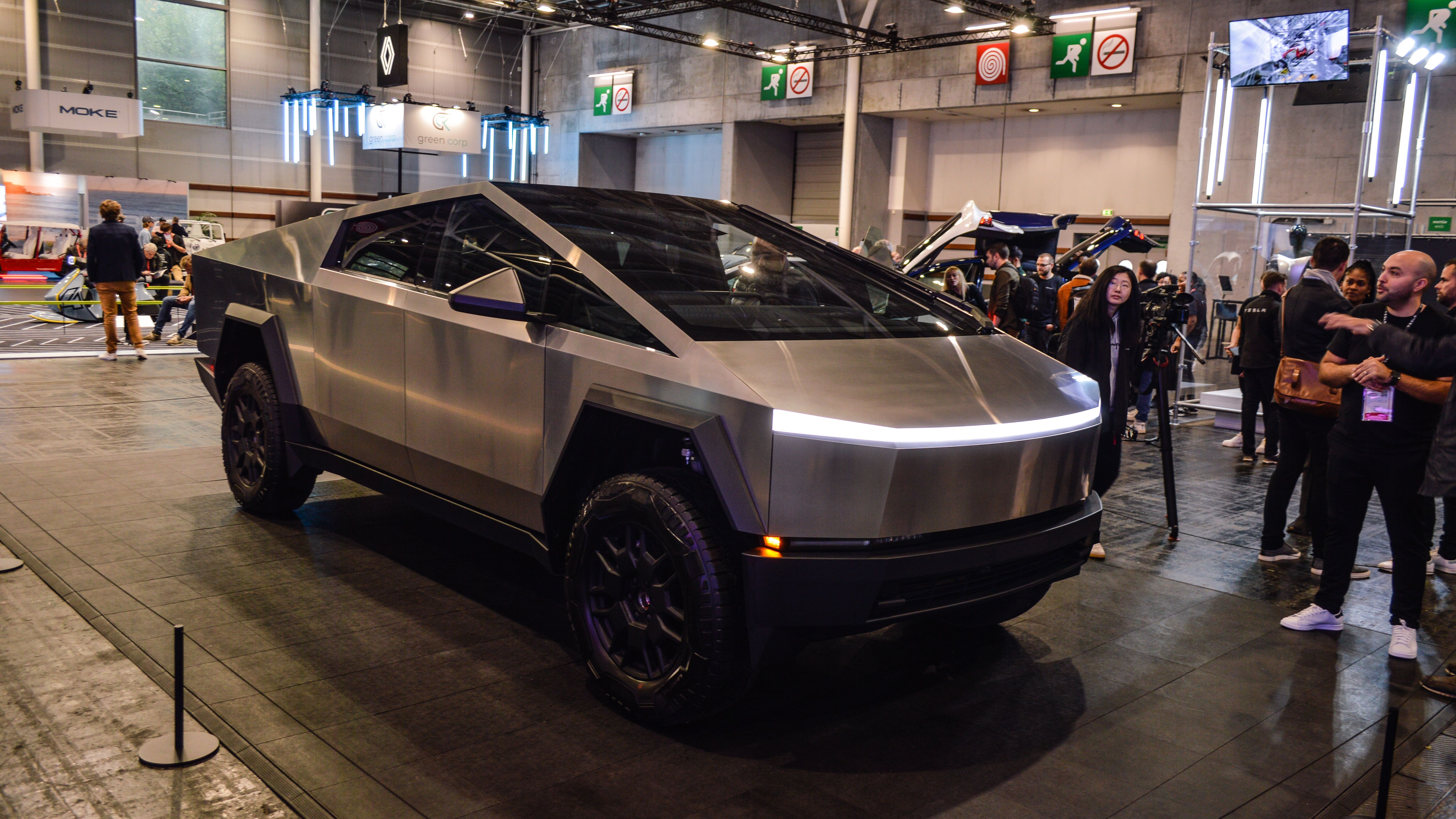 Trucul simplu prin care Tesla Cybertruck poate fi înmatriculată în Europa. Care este riscul pentru pietoni