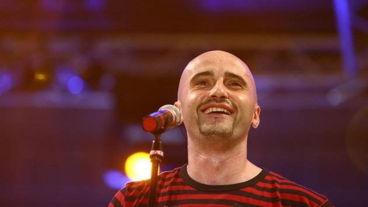 Solistul Voltaj critica PSD: Daca cineva ne calca pe cap, sa raspundem