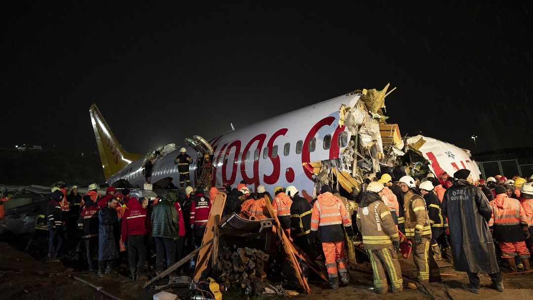 Un avion a iesit de pe pista si s-a rupt in trei la Istanbul. Bilantul: un mort si 157 raniti