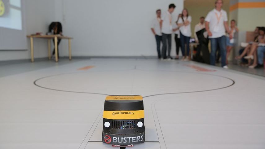 Studenti romani au creat masini care decid singure ce traseu sa urmeze