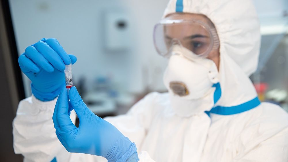 Regina Maria oferă GRATUIT teste rapide COVID pentru școlile de stat