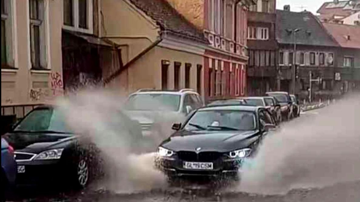 Pietoni din Brașov, udați din cap până în picioare de un șmecher cu BMW