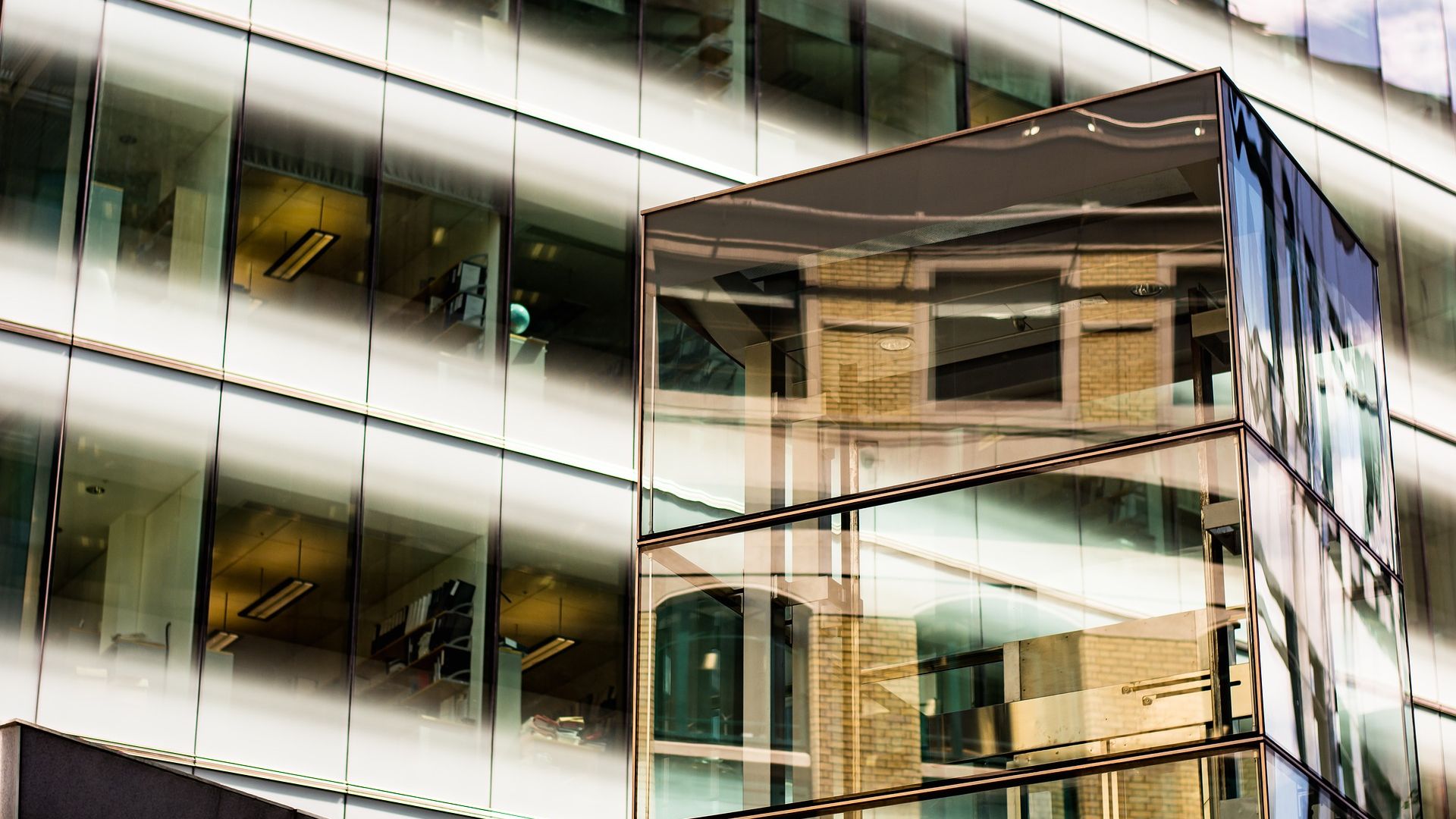 Companii din Vestul Europei, dar si din SUA si Canada cauta mii de angajati in Romania. Doar in Capitala, in ultimii 10 ani, au fost construite 150 proiecte de birouri in care lucreaza 200.000 de angajati