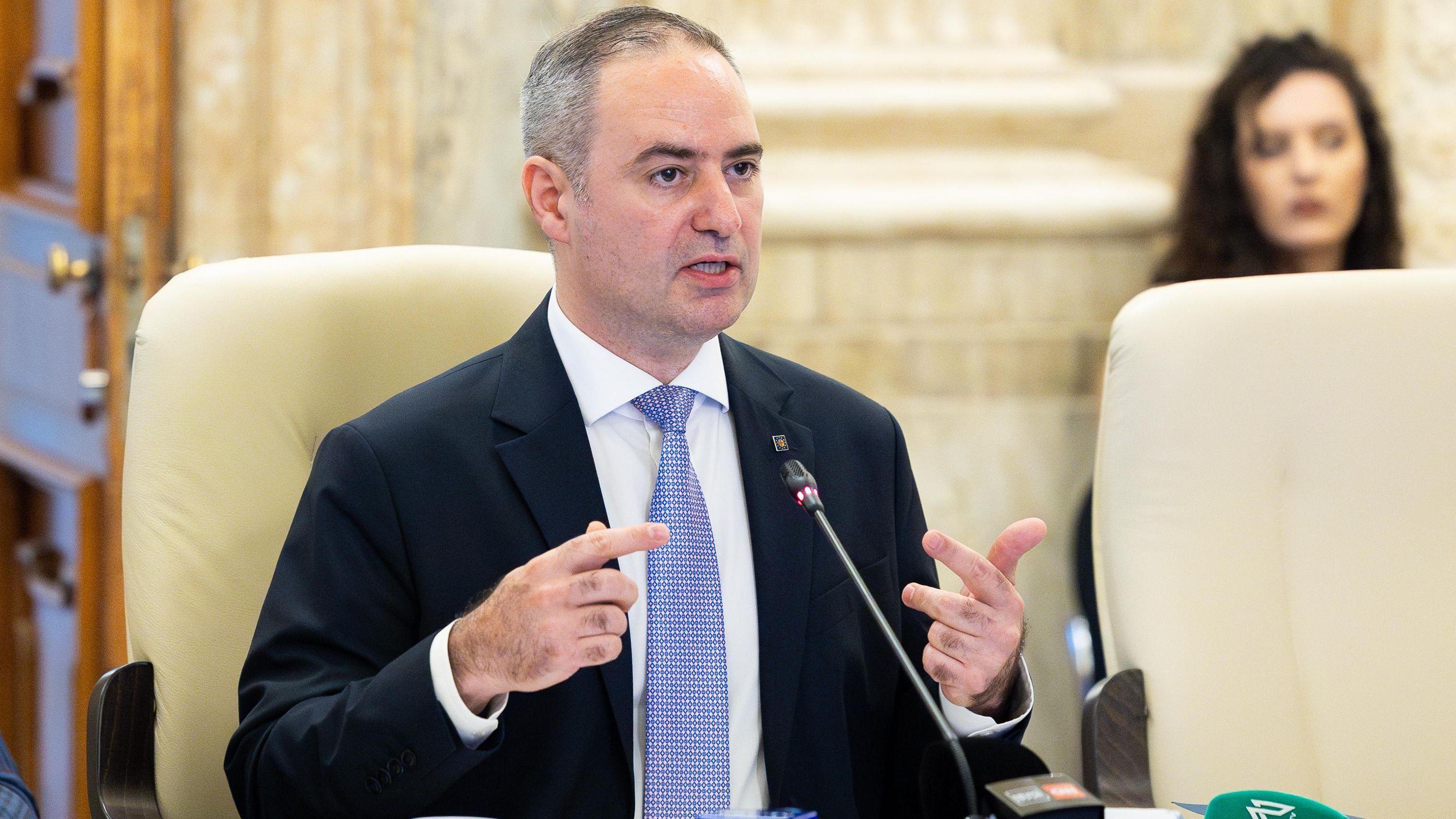 Cine este Alexandru Nazare, noul șef al Finanțelor care trebuie să astupe gaura bugetară fără fund a României