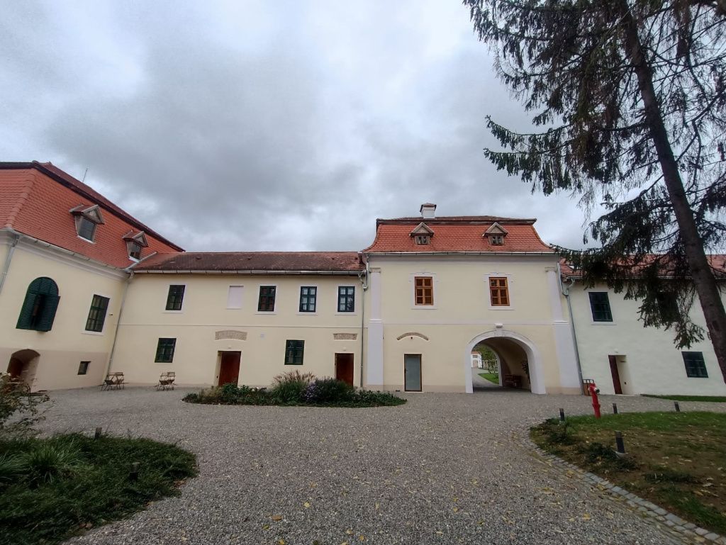 GALERIE FOTO: Magia unui castel ascuns din inima Transilvaniei. Castelul Ugron a fost uitat de lume - Imagine 4
