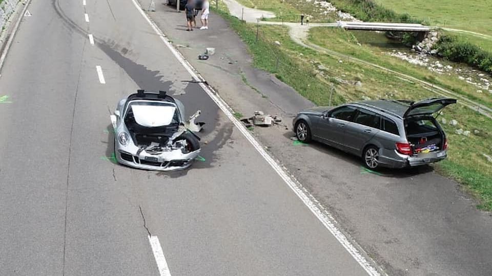 Accidentul de 3.400.000 de euro: Un Bugatti Chiron și un Porsche 911 s-au ciocnit pe o șosea din Alpii Elvețieni