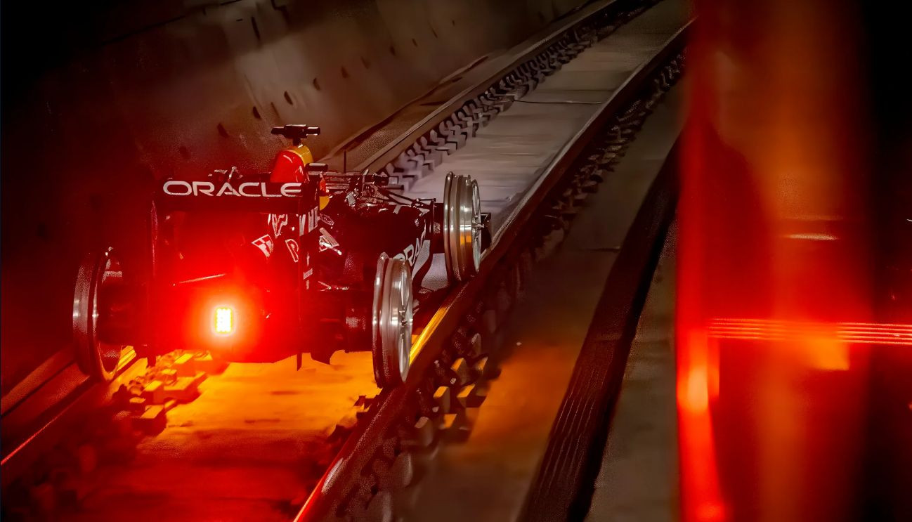 Formula 1 a intrat la metrou. Red Bull a pus un monopost pe șinele din Madrid