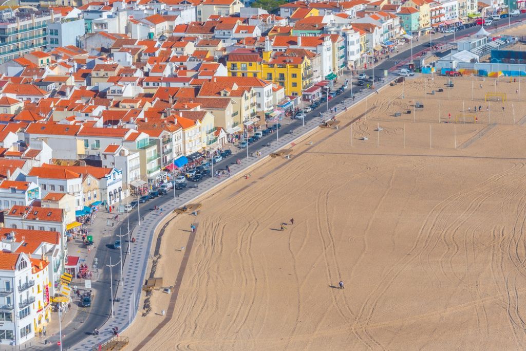 Nazaré, Portugalia: ce poți face în orășelul surferilor, unde valurile ajung până la 30m - Imagine 5