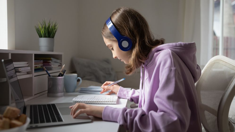 Cum schimbă o nouă platformă educațională modul în care elevii învață online