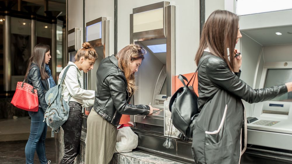 FMI: O treime dintre băncile lumii, totalizând 42% din active, sunt vulnerabile în caz de stagflație