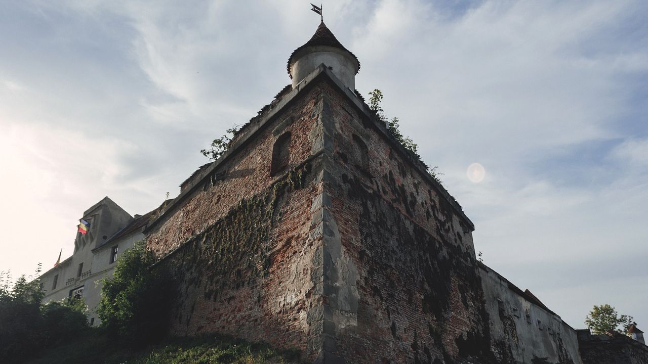 Restaurarea unei cetati din secolul XIV, intarziata din cauza lipsei fortei de munca. Primar: Sper sa nu reziliem contractele de finantare