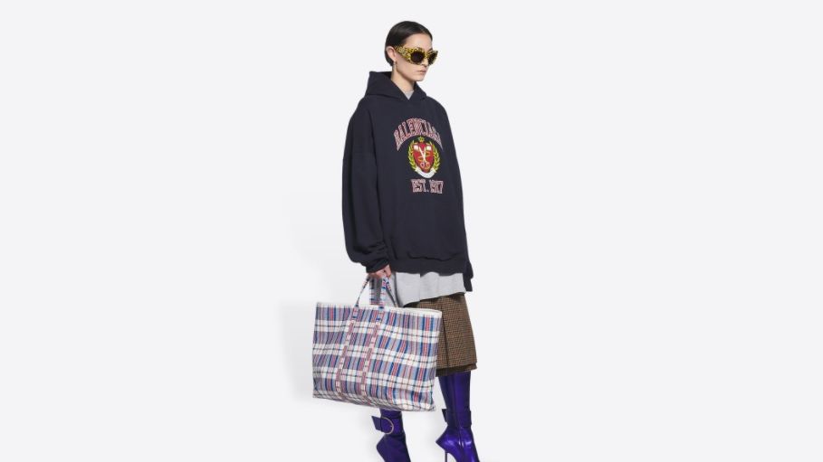 Balenciaga a lansat o nouă geantă care seamănă mai mult cu sacoșa de cumpărături pentru piață