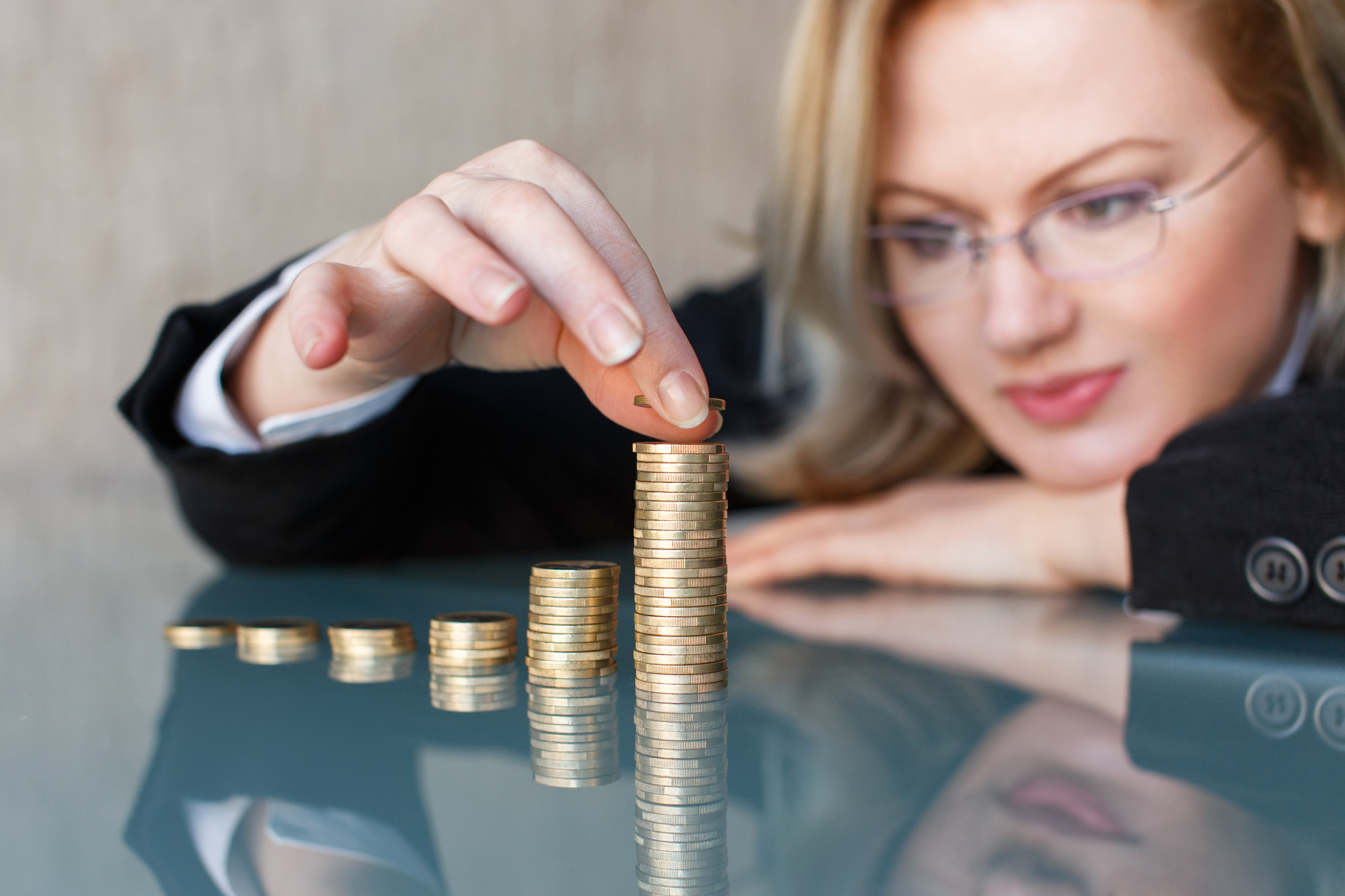 Românii știu că inflația le „mănâncă” banii și nu se bazează pe pensia de stat, dar spun că sunt prea săraci ca să investească