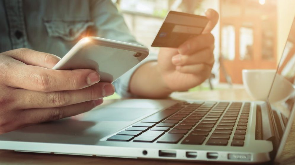 Romanii cheltuiesc cel mai mult in online pe sejururi, servicii de turism si electrocasnice