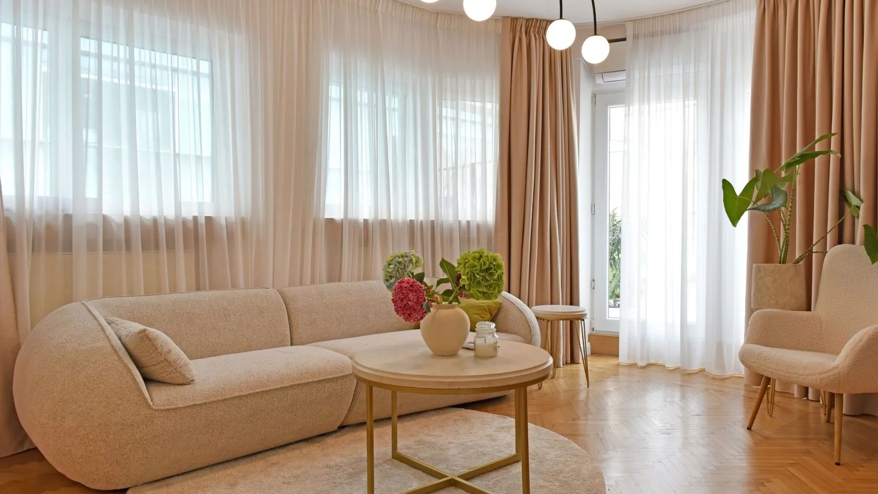 GALERIE FOTO | Locuința celebrului proprietar al magazinului Victoria, scoasă la vânzare pentru 615.000 euro