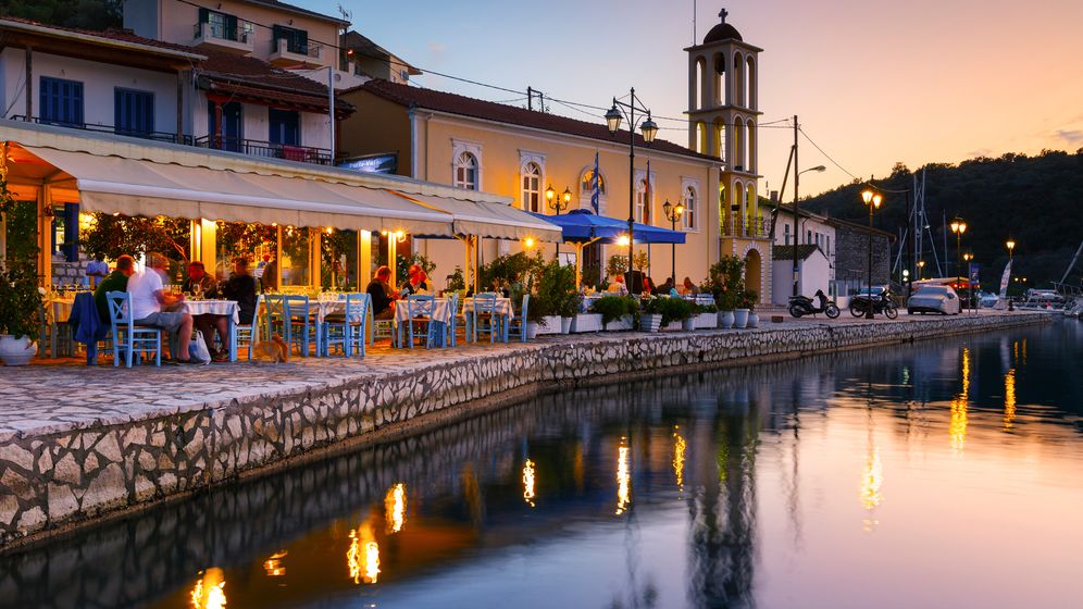 Noi reguli în Grecia: turiștii vor putea intra în restaurante doar cu adeverință de vaccin sau test rapid