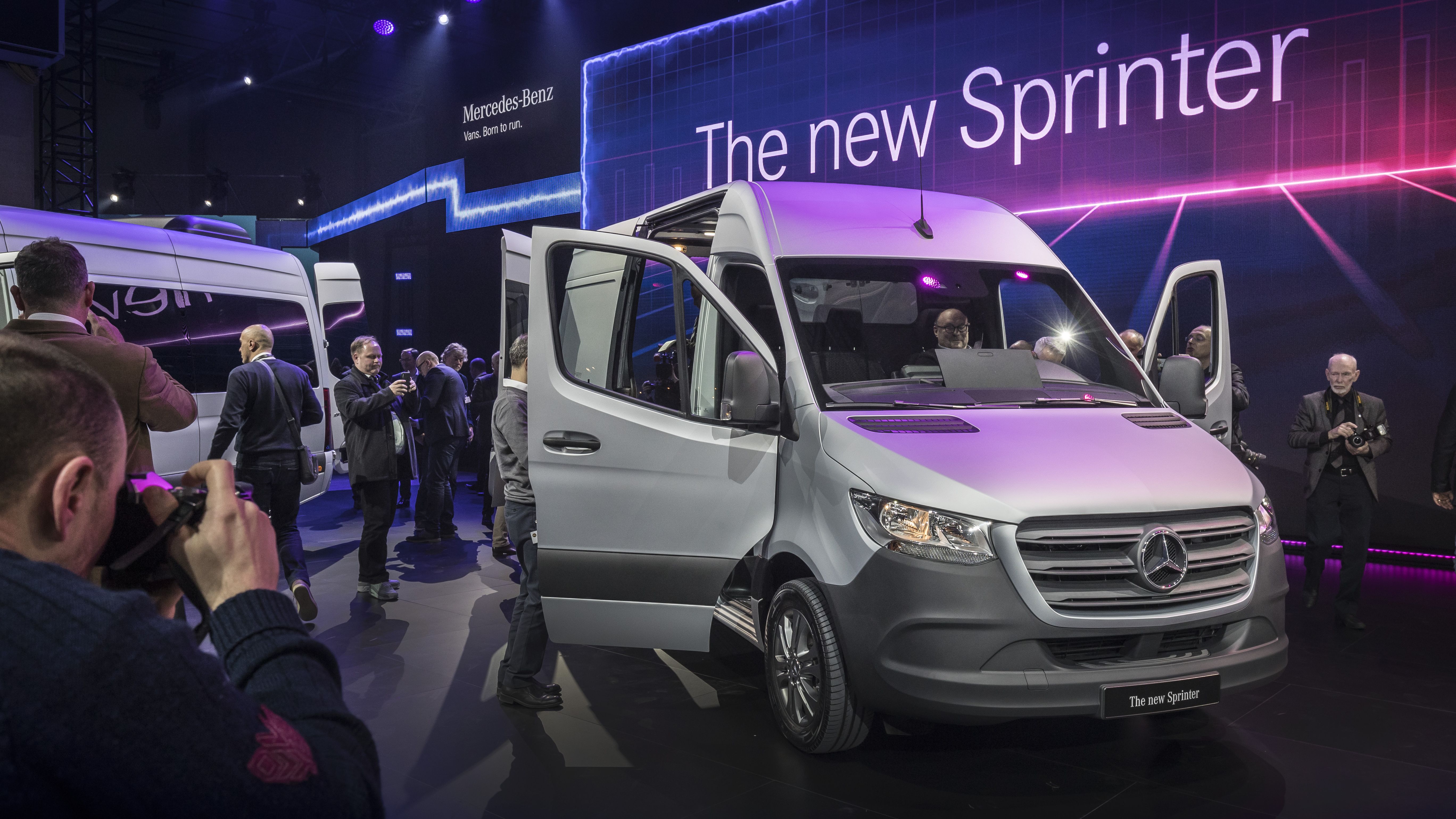 Noua generatie Mercedes-Benz Sprinter a fost dezvaluita la Duisburg. Nemtii mizeaza pe conectivitate, o versiune electrica si preturi de la 20.000 euro fara TVA