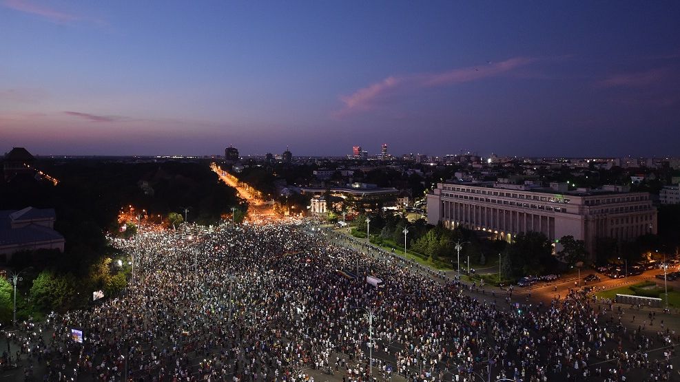 24.000 de persoane au protestat in Bucuresti. Manifestatia se incheie fara incidente majore